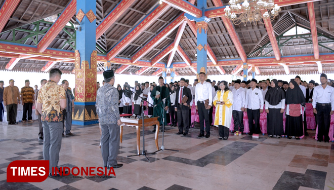 Pelantikan anggota Badan Permusyawaratan Desa (BPD) oleh Bupati Lombok Barat, di Bencingah Agung Bupati, Kamis (18/10/2018). (FOTO: Humas Lo-Bar for TIMES Indonesia) 