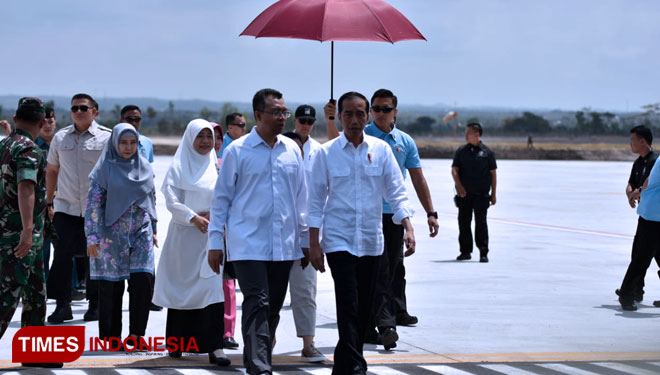 Presiden Jokowi di dampingi Gubernur NTB Zulkieflimansyah saat tiba di bandara Lombok dalam rangka kunjungan kerja, Kamis (18/10/2018). (FOTO: Humas Pemprov NTB for TIMES Indonesia) 