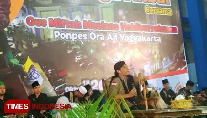 Gus Miftah Maulana Habiburrahman saat pengajian umum Hari Santri 2018 di GOR Kota Madiun. (Pamula Yohar C/TIMES Indonesia)