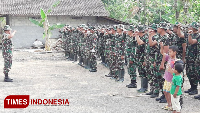Prajurit TNI yang bertugas sebagai satgas TMMD kodim Sleman menerikakkan yel-yel penuh semangat. 