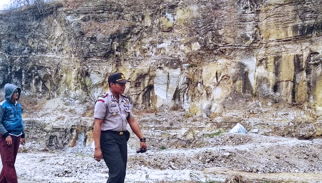 Kapolsek Jetis AKP Muhammad Sholeh saat mengunjungi warga Bukit Mengger Dusun Sindet, Desa Trimulyo, Jetis, Bantul. (FOTO: Istimewa)