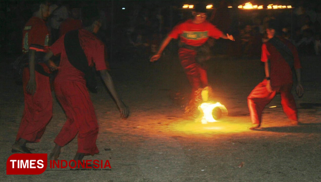 Para SANTRI Pesantren Lirboyo Kota Kediri, memainkan sepak bola api yang menjadi acara pembuka peringatan Hari Santri. (FOTO: Canda Adi Surya/TIMES Indonesia)