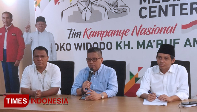 Sekretaris TKN duet Jokowi-KH Ma'ruf Amin, Hasto Kristiyanto (tengah). (FOTO: Hasbullah/TIMES Indonesia)