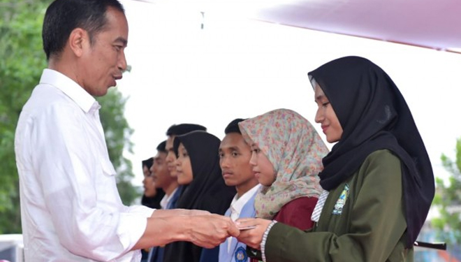 Presiden Joko Widodo menyerahkan beasiswa bagi mahasiswa terdampak gempa Lombok di Kabupaten Lombok Tengah. (FOTO: Setkab.go.id)