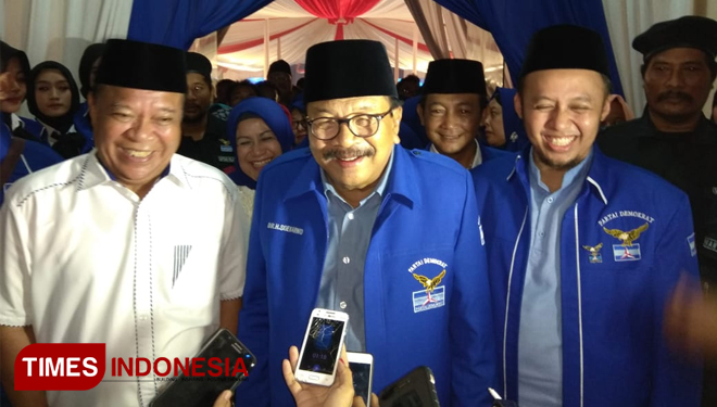 Ketua DPD Partai Demokrat, Soekarwo, memberikan keterangan ke media usai melantik Pengurus DPC Demokrat Lamongan, di Gedung Asrama Haji Lamongan, Kamis, (18/10/2018). (FOTO: MFA Rohmatillah/TIMES Indonesia)