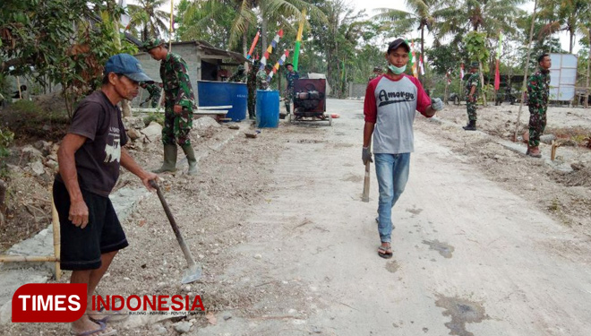 pemuda desa trutu membantu menyelesaikan pembangunan fisik TMMD kodim Sleman (FOTO: AJP/TIMES Indonesia)