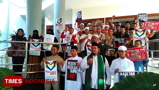 Puluhan masa GUIB di Gedung DPRD Magetan. (FOTO: MK Adinugroho/TIMES Indonesia)