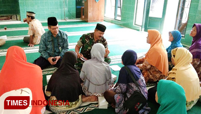 Kapten Chb H. Suwardi mengajari Ibu Ibu di Desa Balecatur membaca Alquran (Foto: AJP TIMES Indonesia)