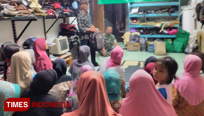 Kunjungan ke rumah Misbah, warga Dusun Temuwuh, Desa Balecatur yang ketrampilan membuat tas.