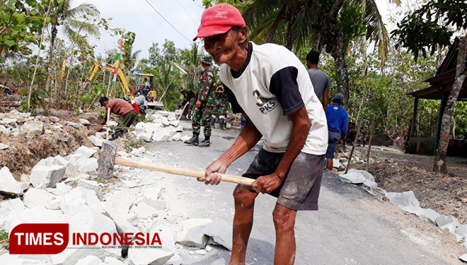 Sosok Warga Lanjut Usia Tak Kenal Lelah (Foto: AJP TIMES Indonesia)