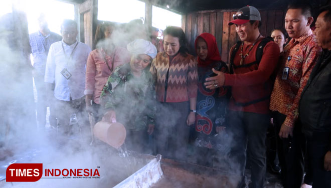 Bintang Puspayoga saat menyambangi pusat produksi garam gunung yang terletak di Long Midang, Krayan, Nunukan, Kalimantan Utara, Kamis (18/10/2018). (FOTO: Ali For TIMES Indonesia)