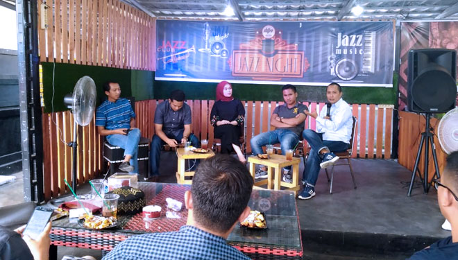 Diskusi di Dipo Cafe soal Politisi Muda. (FOTO: Istimewa)