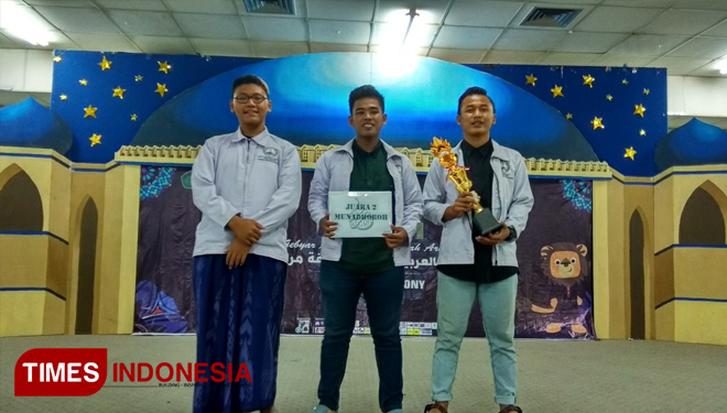 Ahmad Fauzi, Ibnu Rijal dan Zuhri Mawardi, 3 siswa LPBA Nurul Jadid yang meraih juara lomba debat di UIN Malang. (FOTO: M Yahya/TIMES Indonesia)