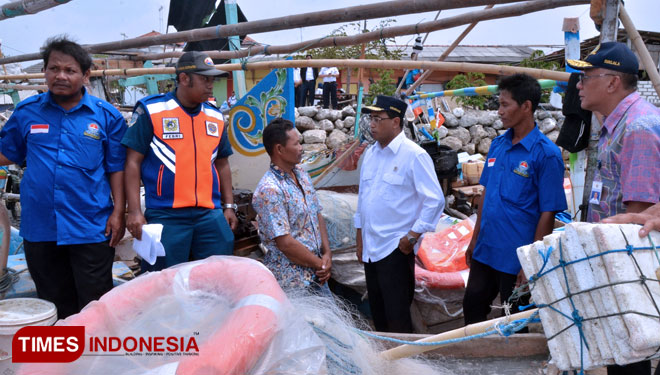 Menhub Budi Karya Sumadi, berdialog dengan nelayan saat berkunjung ke pelabuhan di Desa Kemantren, Kecamatan Paciran, Lamongan, Sabtu, (20/10/2018). (FOTO: MFA Rohmatillah/TIMES Indonesia)