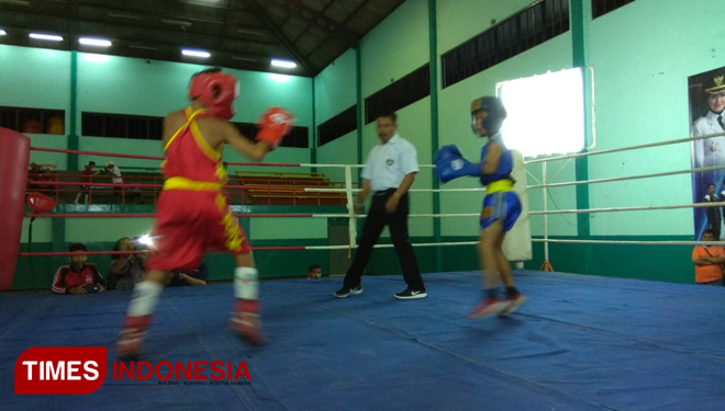 Petinju Kabupaten Probolinggo (kaos dan celana merah) saat melawan petinju asal Banyuwangi di kejuaraan Bupati Cup2018 di GOR Sasana Krida Kraksaan.(FOTO: Dicko W/TIMES Indonesia)