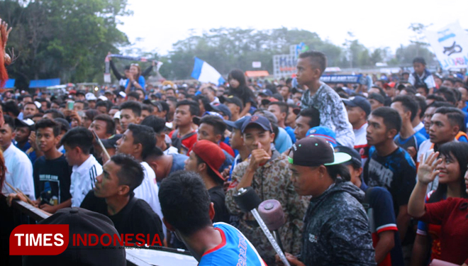 Suasana nobar Aremania di luar Stadion Kanjuruhan Kabupaten Malang. (FOTO: Tria Adha/TIMES Indonesia)