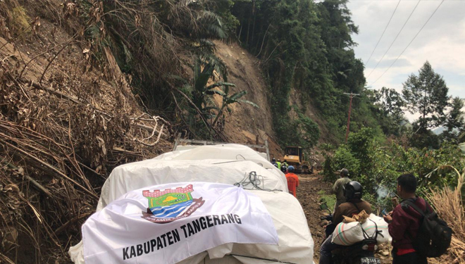 Tim relawan Pemkab Tangerang di lokasi bencana. (FOTO: Istimewa)
