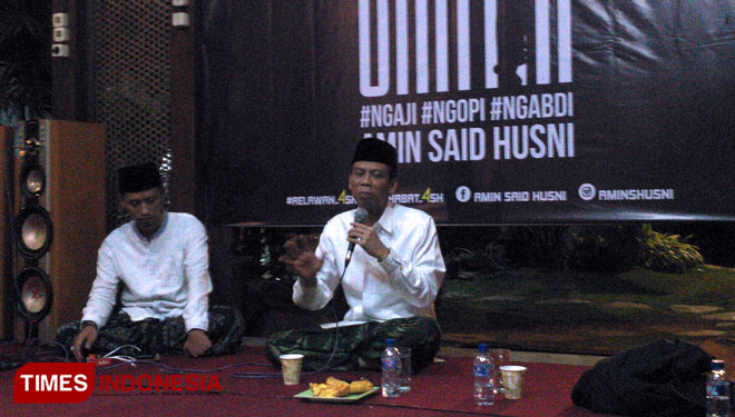 Amin Said Husni berdialog dengan santri, dalam rangka memperingati Hari Santri Nasional 2018 (FOTO: Moh Bahri/TIMES Indonesia) 