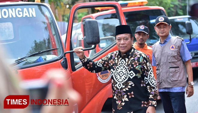 Bupati Lamongan, Fadeli meninjau kendaraan tangki BPDB yang digunakan untuk droping air ke desa terdampak kekeringan di depan Pendopo Lokatantra Pemkab Lamongan, Minggu, (21/10/2018). (FOTO: Siti Nura/TIMES Indonesia)