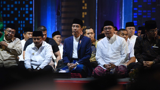 Presiden Jokowi didampingi Menag RI dan para ulama hadir dalam puncak HSN 2018 di Gasibu, Bandung. (FOTO: Istimewa)
