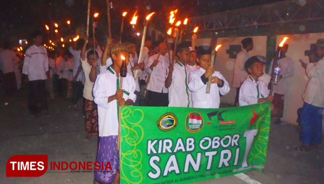 Kirab obor memperingati HSN 2018 di Kabupaten Gresik, Jawa Timur (FOTO : Akmal/TIMES Indonesia). 