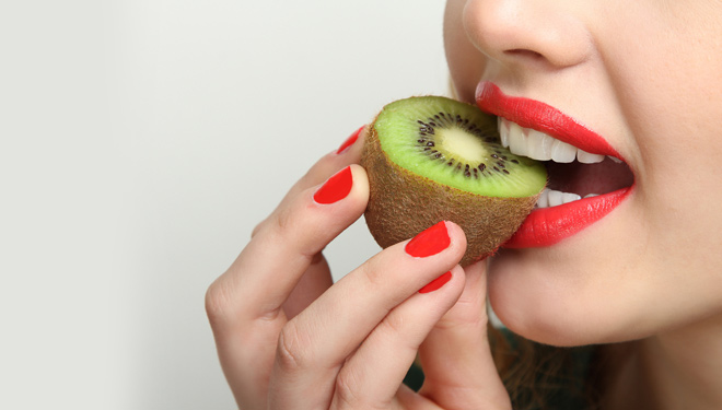 Makan Buah kiwi. (FOTO:Hello-Sehat)