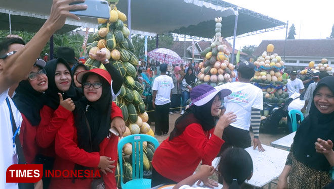 Gunungan buah dijadikan ajang swafoto ileh pengunjung Festival Latukan Pesta Buah, Minggu, (21/10/2018). (FOTO: Siti Nura/TIMES Indonesia)