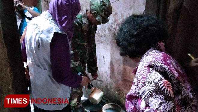 Petugas kesehatan memeriksa warga untuk meminimalisir penyakit demam berdarah. (FOTO: AJP TIMES Indonesia)