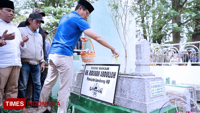 Sandiaga S. Uno saat menziarahi makam pembuat logo NU, KH Ridlwan Abdullah di Surabaya (FOTO: Taufik For Times Indonesia)