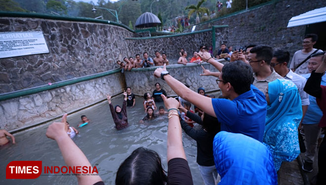 Sandiaga Salahudin Uno saat di Desa Padusunan Pacet Mojokerto, Minggu (21/10/2018).  (FOTO: Sugeng For TIMES Indonesia)