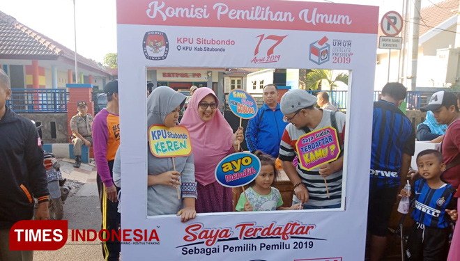 Stand KPU Situbondo untuk pengecekan data pemilih Pemilu 2019 di area Car Free Day. (FOTO: Uday/TIMES Indonesia)