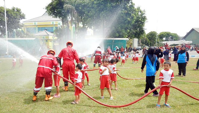 Puluhan siswa siswi TK di wilayah Surabaya mendapat materi pengetahuan dan pelatihan pemadam api atau kebakaran dari Pertamina MOR V. (FOTO: Istimewa) 