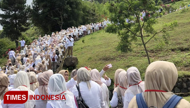 Ribuan emak - emak di Garudayaksa Hambalang (FOTO: Sugeng For Times Indonesia)