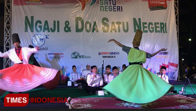 Tarian Sufi asuhan Kiai Budi Harjono tampil mengisi acara resepsi penyambutan tim Kirab Satu Negeri GP Ansor di halaman Kantor Gubernur Jawa Tengah, Sabtu (20/10) malam. (FOTO: TIN Photo)