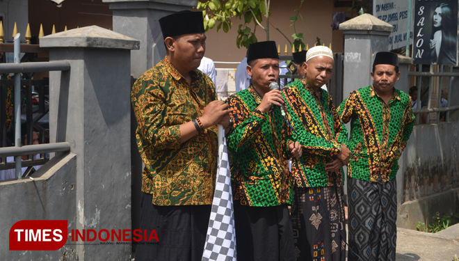 Ketua MWC NU Kecamatan Sempu, Achmad Turmudzi saat memberi sambutan sekaligus pelepesan peserta gerak jalan. (FOTO: Erwin Wahyudi/TIMES Indonesia) 