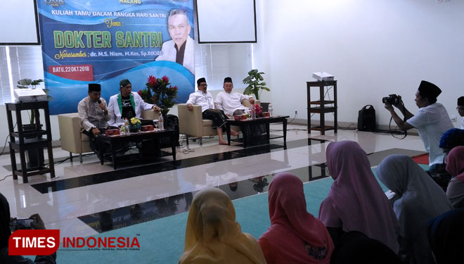 Dr Muhammad S Niam, Finacs, MKes, SpB-KBD (dua dari kiri) saat memberikan kuliah tamu di Fakultas Kedokteran UIN Maulana Malik Ibrahim. (FOTO: Muhammad Dhani Rahman/TIMES Indonesia)