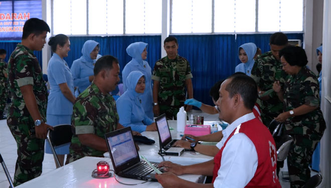 Acara donor darah prajurit TNI AU Lanud Abd Saleh beserta istrinya di Gedung Cakrawala.  (FOTO: Istimewa)