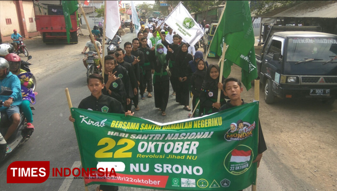 Ribuan santri memenuhi jalan raya Srono - Banyuwangi (FOTO: Rizki Alfian/TIMES Indonesia)