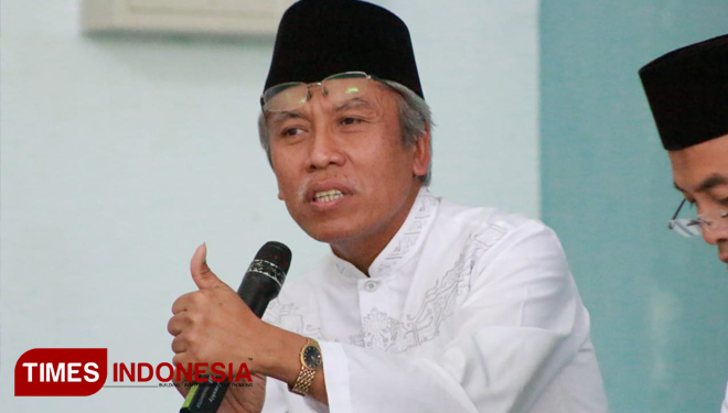 Wakil Ketua Tanfidiyah NU Kabupaten Malang, Drs KH Imam Ma'ruf saat tumpengan bersama FKDT memperingati HSN. (FOTO: Widodo irianto/TIMES Indonesia)