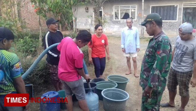 Koptu Yunan (Babinsa Tumpakrejo) bersama Karangtaruna KARTATULA desa Tumpakrejo , mendistribusikan air bersih kepada warga desa Tumpakrejo,yang lagi kekurangan air bersih. (FOTO: AJP/TIMES Indonesia)