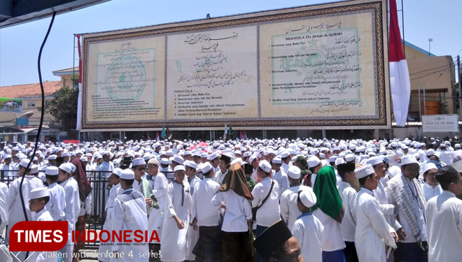 Kaligrafi raksasa deklarasi pancasila. (FOTO: Fathullah Uday/TIMES Indonesia)