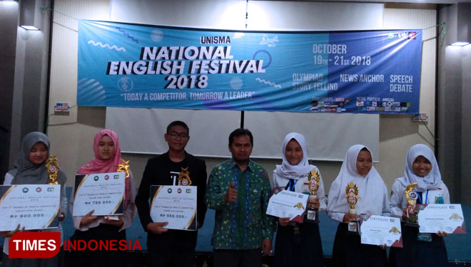Para pemenang lomba National English Festival 2018 yang digelar oleh Unisma Malang. (FOTO: Muhammad Yahya/TIMES Indonesia)