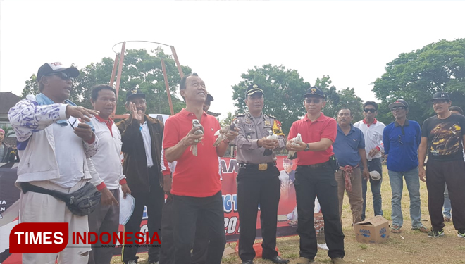 Pelepasan burung merpati ke udara oleh Sekda Jembrana I Made Sudiada. 