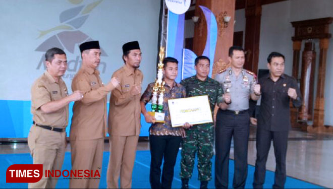 Penyerahan hadiah lomba pemenang Logo Kabupaten Madiun Kampung Pesilat Indonesia oleh Bupati Madiun kepada Kiki Harjana dari Desa Buduran Kec. Wonoasri Kab. Madiun. (FOTO: Y Apridayani/TIMES Indonesia)