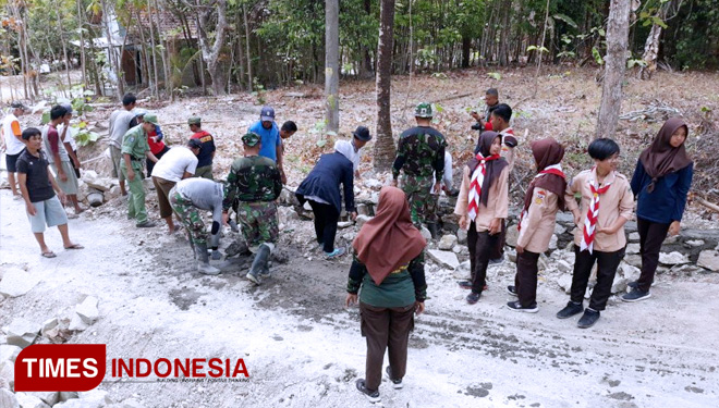 Seluruh warga dan jajaran aparat desa beserta pramuka turut membantu menyelesaikan talud sepanjang 1000 meter di TMMD Kodim Sleman. (FOTO: AJP TIMES Indonesia)