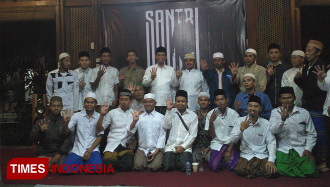 ASH (Amin Said Husni) bersama para santri dalam acara, Ngaji, Ngopi dan Ngabdi dalam rangka memperingati Hari Santri Nasional 2018.  (FOTO: Moh Bahri/TIMES Indonesia) 