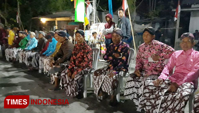 Pertunjukkan fashion show busana Jawa yang digelar untuk memeriahkan TMMD KOdim Sleman di Desa Balecatur Gamping Sleman.