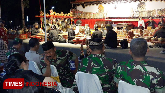 Pementasan seni tradisonal wayang kulit dalam gelaran TMMD Kodim Sleman (Foto: AJP TIMES Indonesia)