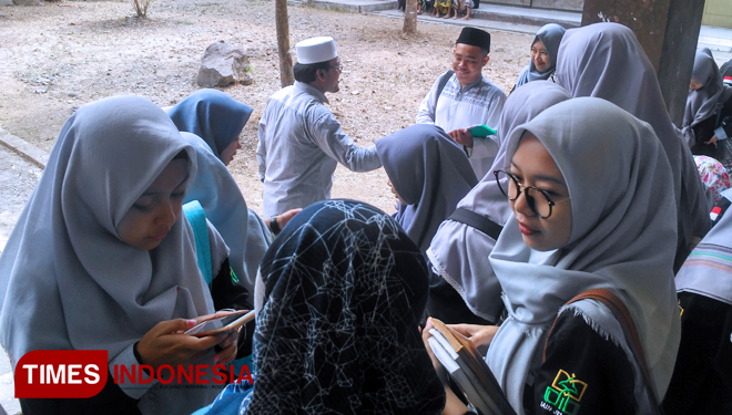 Tampak seorang dosen Fakultas Dakwah IAIN Jember, dan beberapa mahasiswa mengenakan busana ala santri, suasana kampuspun seperti Pondok Pesantren (FOTO: Moh Bahri/TIMES Indonesia) 