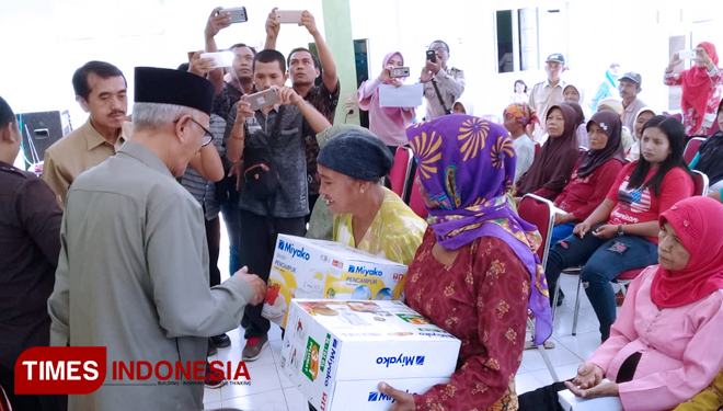 Bupati Bondowoso KH Salwa Arifin saat menyerahkan bantuan alat-alat usaha, untuk penerima Jalin Matra (FOTO: Moh Bahri/TIMES Indonesia) 